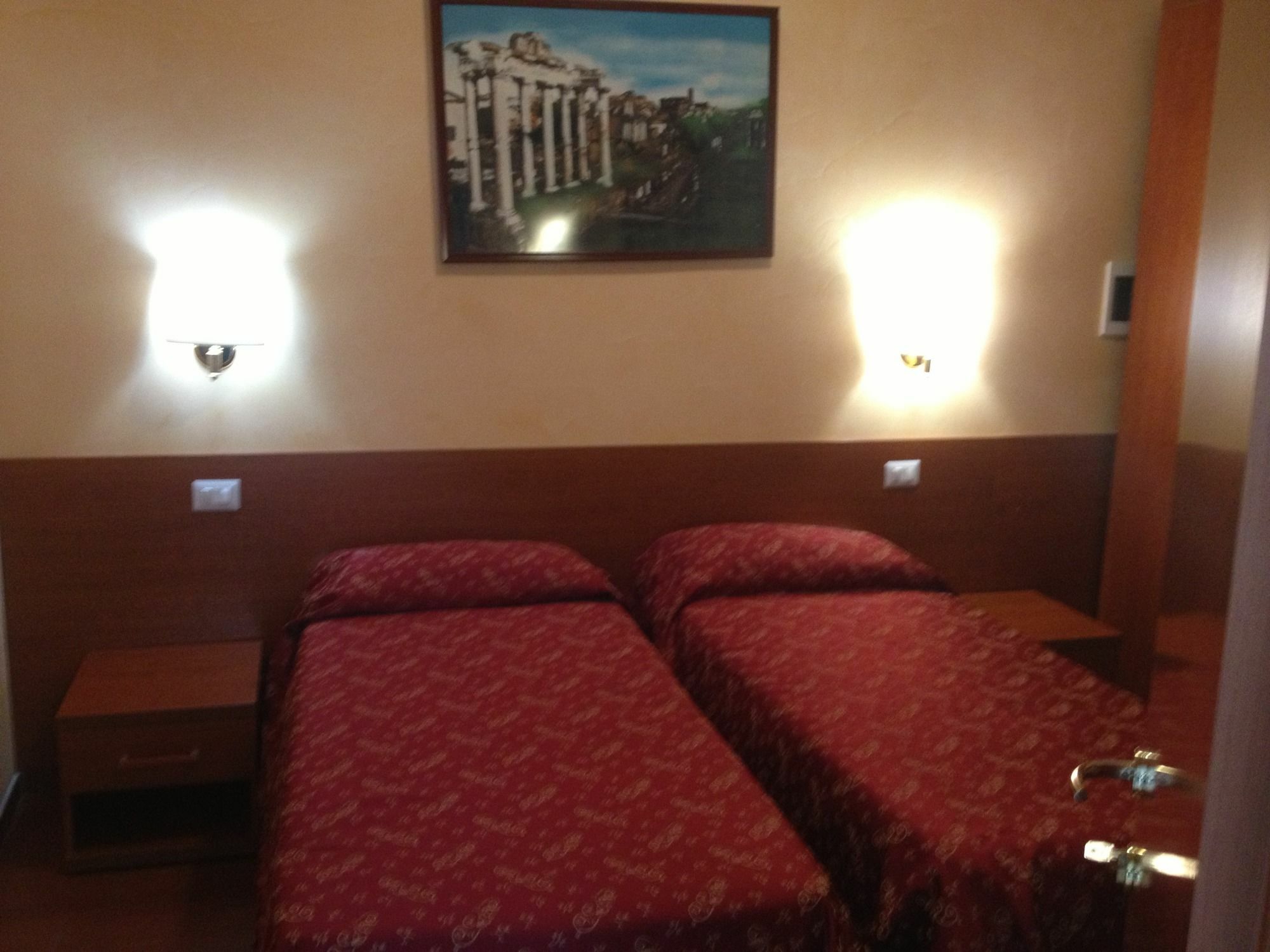 Roma Termini Inn Esterno foto